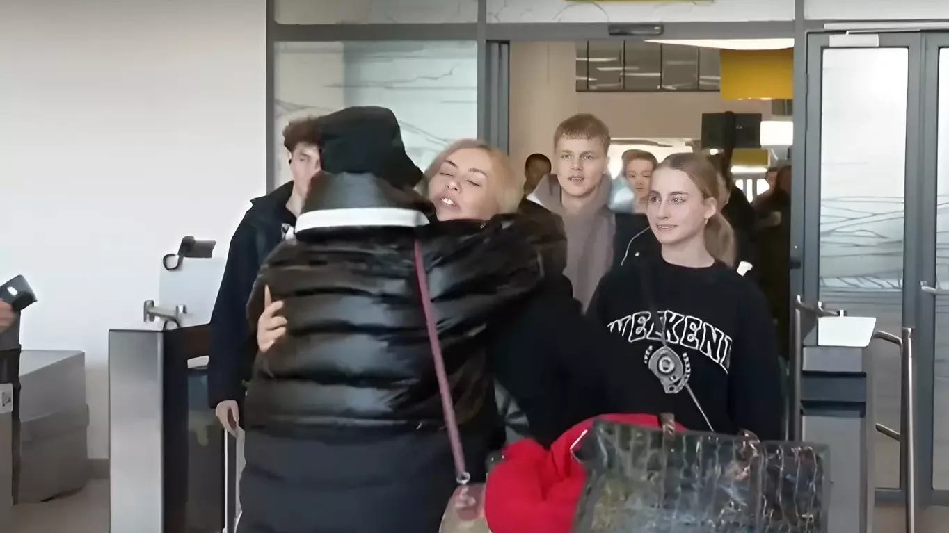 встреча танцоров в аэропорту